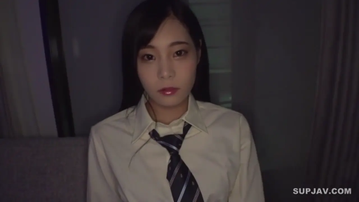 室内 · 座り姿勢 · 顔部のクローズアップ · 学生服 · 薄暗 · 無表情 · 直视