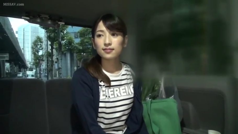 Sitting Posture · 自然 · Half-body · 条纹衫 · 车内 · Asian women · 倾听 · 购物袋