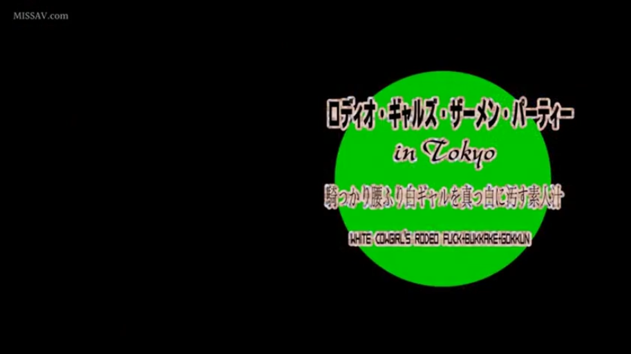 黑丝 · 沙发 · 微笑 · 客厅 · 职业装 · 多人行为 · 腿部特写 · 叠坐