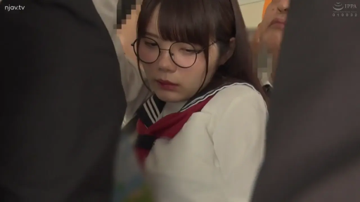 站立 · 面部特写 · 水手服 · 电车