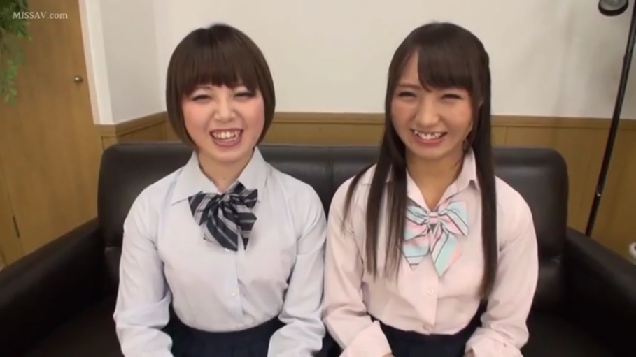 室内 · 坐姿 · 校服 · 半身