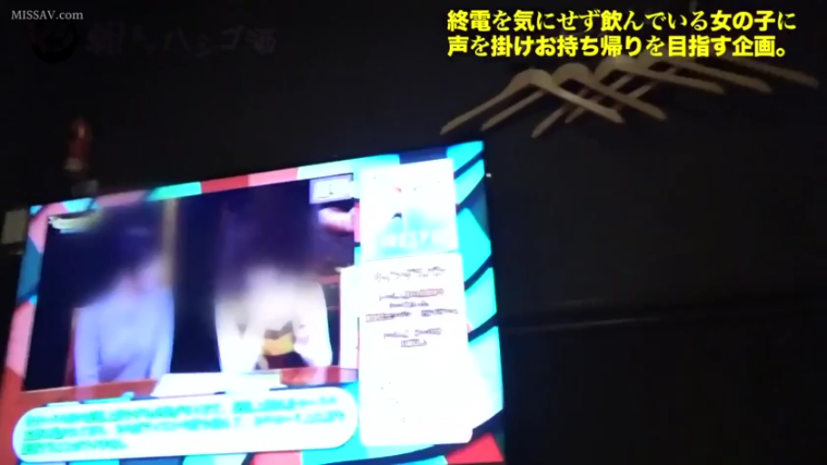 坐姿 · 休闲装 · 远景 · 房间 · 谈话 · 模糊 · 日语字幕 · 电视