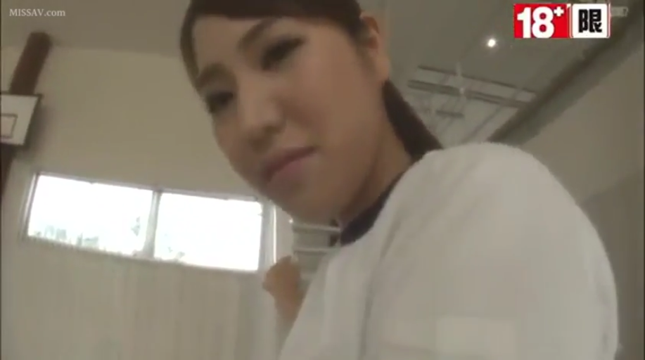 脸部特写 · 白色短袖 · 体育馆