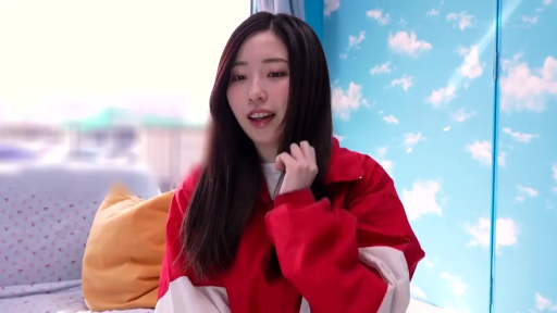 室内 · 坐姿 · 抱枕 · 长发 · 半身像 · 整理头发 · 运动夹克 · 微露齿笑