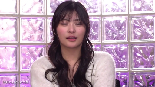 室内 · 坐姿 · 迷离 · 面对镜头 · 半身特写 · 长发 · 白色毛衣 · 玻璃砖墙