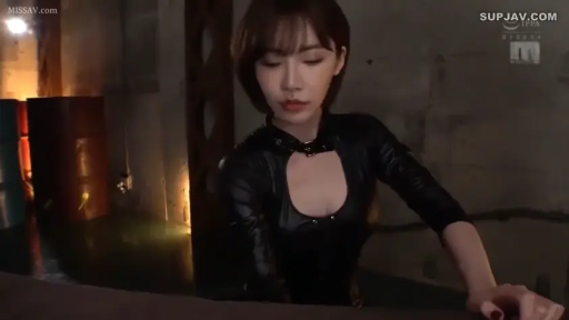 身をかがめる · 半身 · 黒い革ジャケット · 凝視 · 仓库 · ショートヘア · 冷淡 · 油桶