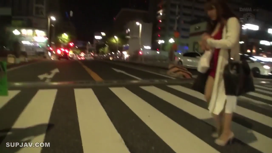 白色长款外套 · 深夜街道