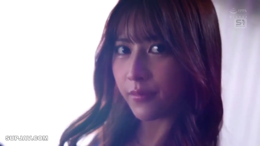 Indoor · Face · Smile · Gaze · 正面 · Everyday clothing · 美女