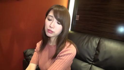 室内 · 坐姿 · 平静 · 面部特写 · 粉色针织短袖 · 侧头交谈 · 长发美少女