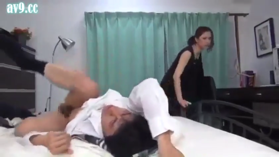室内 · 胸部 · 忧郁 · 半裸 · 束缚 · 侧卧 · 绳索 · 被抚摸
