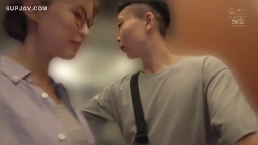 室内 · 蓝色衬衫 · 眼镜 · 站立 · 特写 · 对视 · 开心 · 自拍感