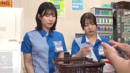 站立 · 中景 · 便利店 · 工作服 · 制服诱惑 · 专业 · 购物篮 · 收银