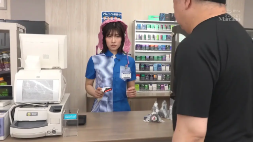 室内 · 坐姿 · 沙发 · 微笑 · 否 · 对视 · 双马尾 · 卫衣