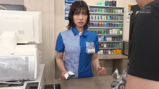 坐姿 · 交谈 · 台灯 · 客厅 · 白色上衣 · 特写 · 熟女 · 担忧