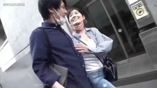 会話 · 微笑 · ハンドバッグ · 行走 · カジュアルウェア · 日常 · 户外街道