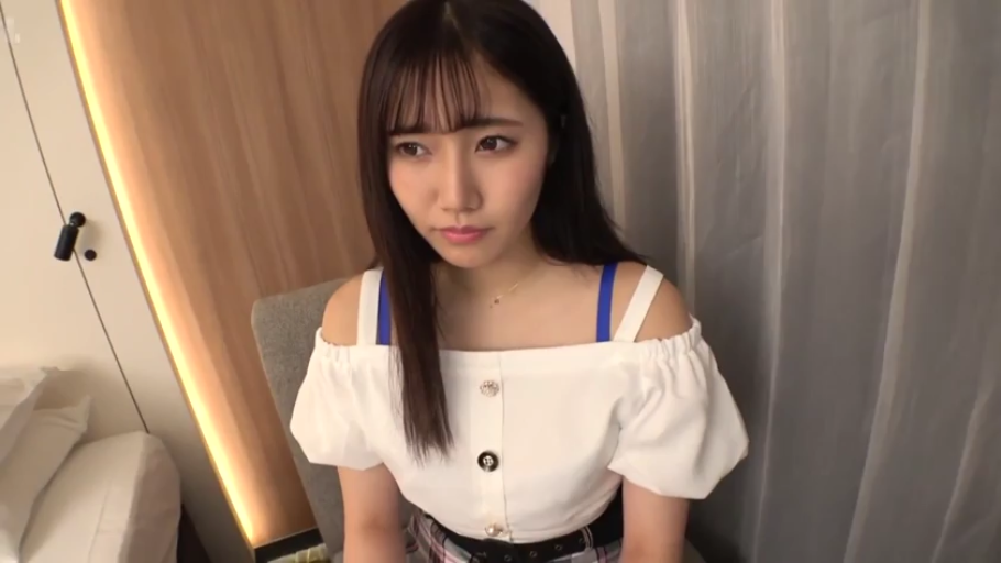 中景 · 椅子 · 柔光 · 室内卧室 · 忧伤 · 白色露肩上衣 · 凝视前方 · 正襟危坐