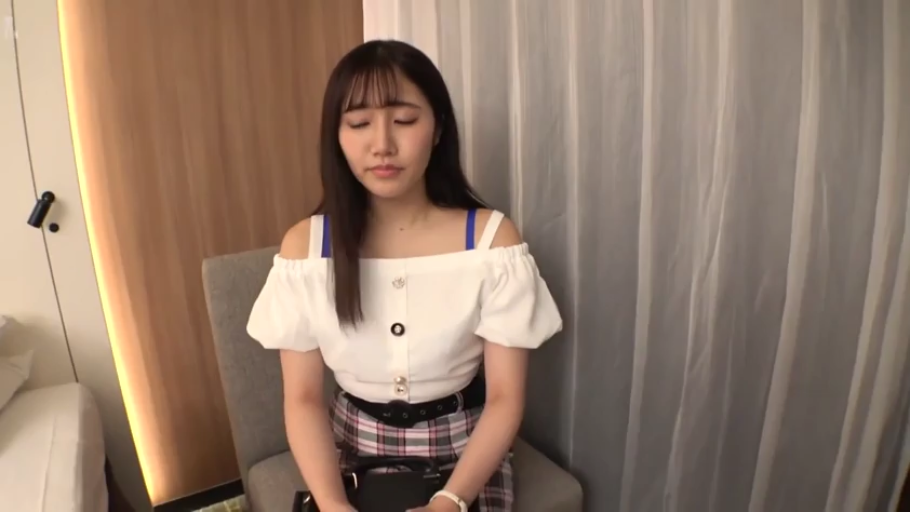 室内 · 坐姿 · 中景 · 手提包 · 长发 · 露肩上衣 · 微闭双眼 · 坐着