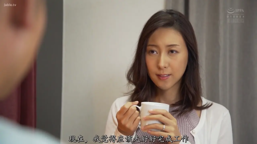 Indoor · Sitting Posture · Smile · Half-body close-up · White cardigan · 持杯 · 杯子