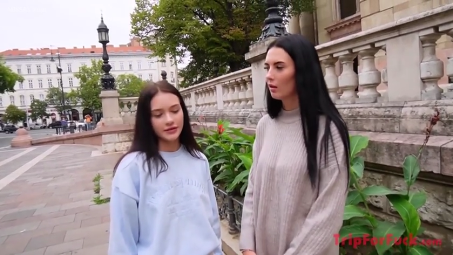 交谈 · 站立 · 中景 · 自然 · 休闲服 · 户外街道 · 两人