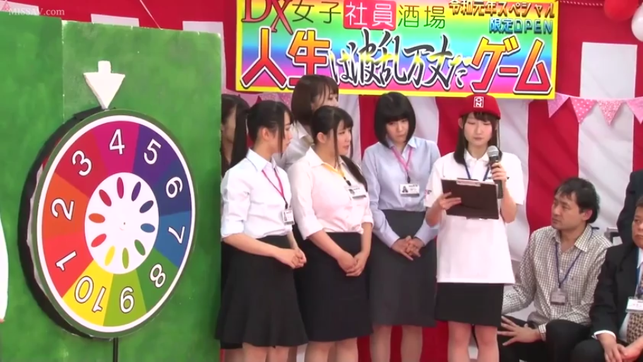 集中 · 站立 · 中景 · 多人 · スタジオ · 主持 · OL制服 · 幸运转盘