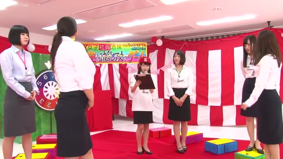 站立 · 全景 · 平静 · 多人 · 摄影棚 · OL制服 · 录制节目 · 转盘