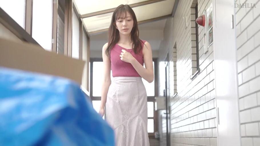 站立 · 走廊 · 蕾丝裙