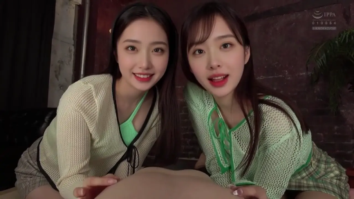 室内 · 俯身 · 中景 · 微笑 · 针织衫 · 双人 · 拍摄