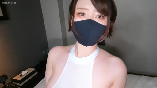 室内 · 巨乳 · 自然 · 半身特写 · 口罩 · 正面 · レンズを見つめて · 白色挂脖背心