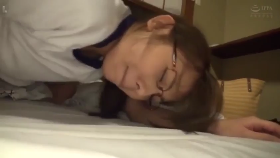 脸部特写 · 眼镜 · 床上 · 闭眼 · 趴卧 · 体操服 · 侧拍 · 睡眠