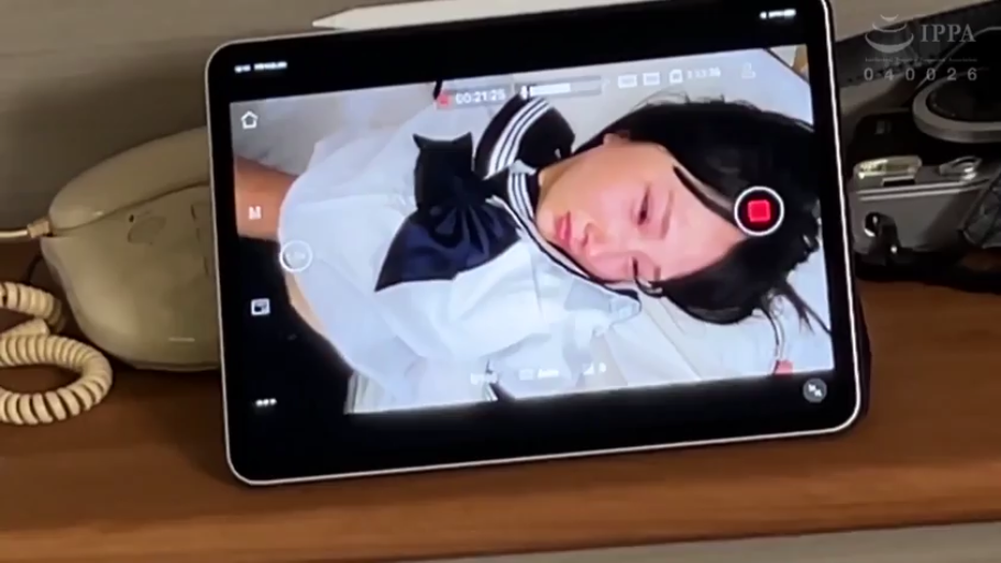 室內 · 面部 · 校服 · 躺姿 · 哀伤 · 哭泣 · 平板电脑 · 电子屏幕