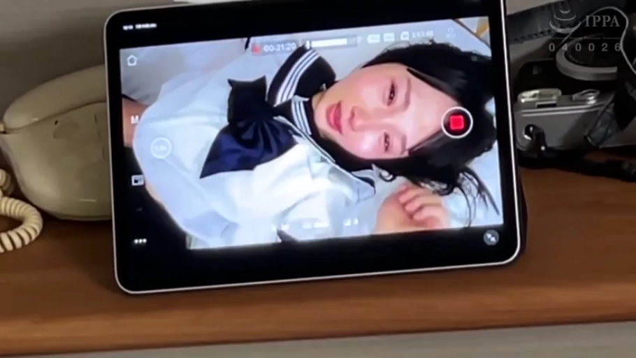 卧姿 · 画中画 · 平板电脑 · 屏幕特写 · 神情迷离 · 日式水手服 · 室内桌面 · 录像播放