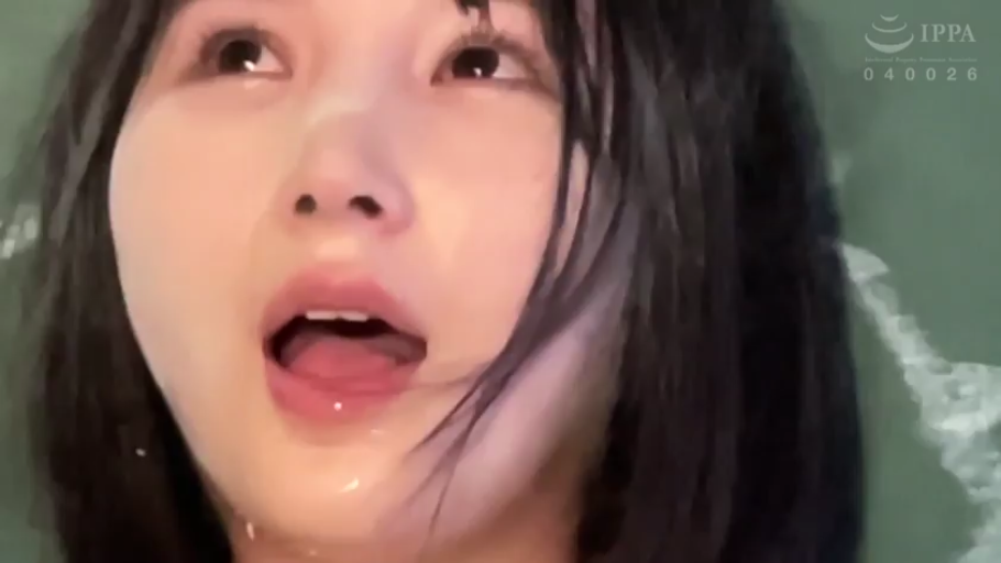 室內 · 脸部 · 陶醉 · 裸體 · 仰头 · 张嘴 · 沾水