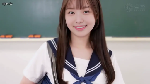 教室 · 半身 · 黑板 · 注视镜头 · 开朗笑容 · 清纯系 · 水手服制服 · 站立姿