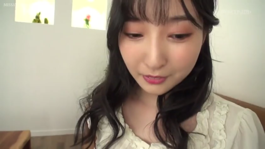 室内 · 俯身 · 脸部特写 · 第一视角 · 注视 · 柔和 · 白色荷叶边上衣