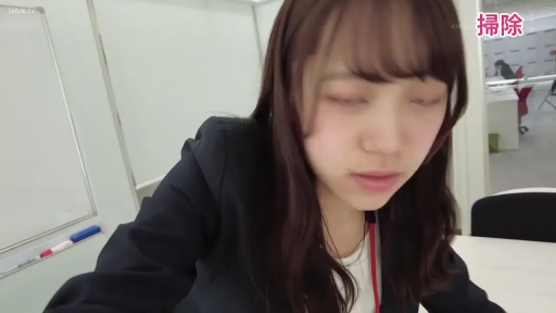 面部 · 办公室 · 站姿 · 微笑 · 职业装 · 瓶子 · 展示商品