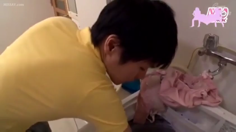 专注 · 浴室 · 中景 · 弯腰 · 洗手台 · 恋物 · 黄色短袖 · 闻嗅内衣