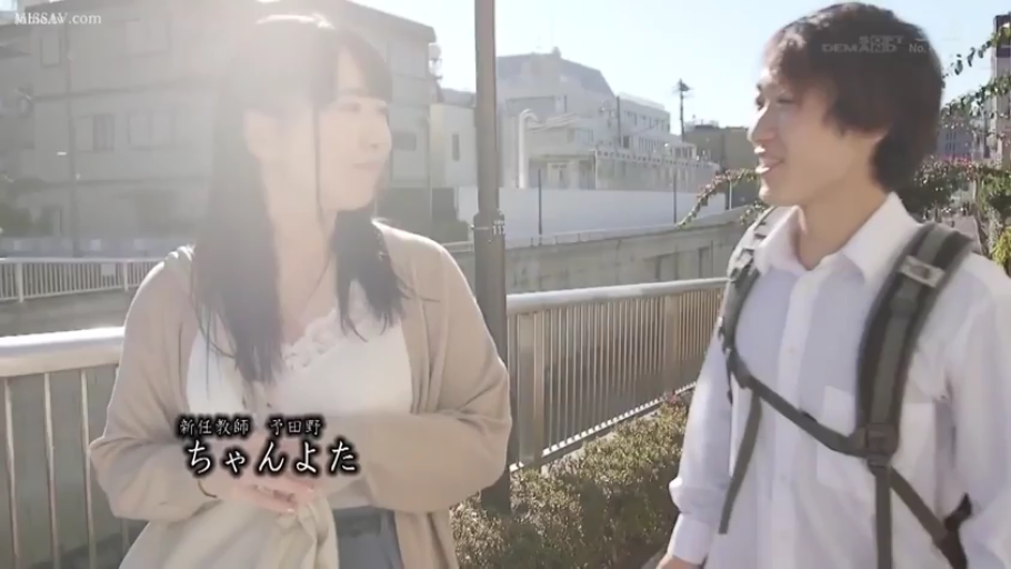 散步 · 站立 · 中景 · 针织开衫 · 微笑 · 双肩包 · 剧情设定 · 户外桥梁