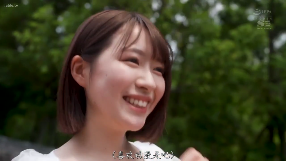 脸部特写 · 白色上衣 · 侧身站立 · 户外森林