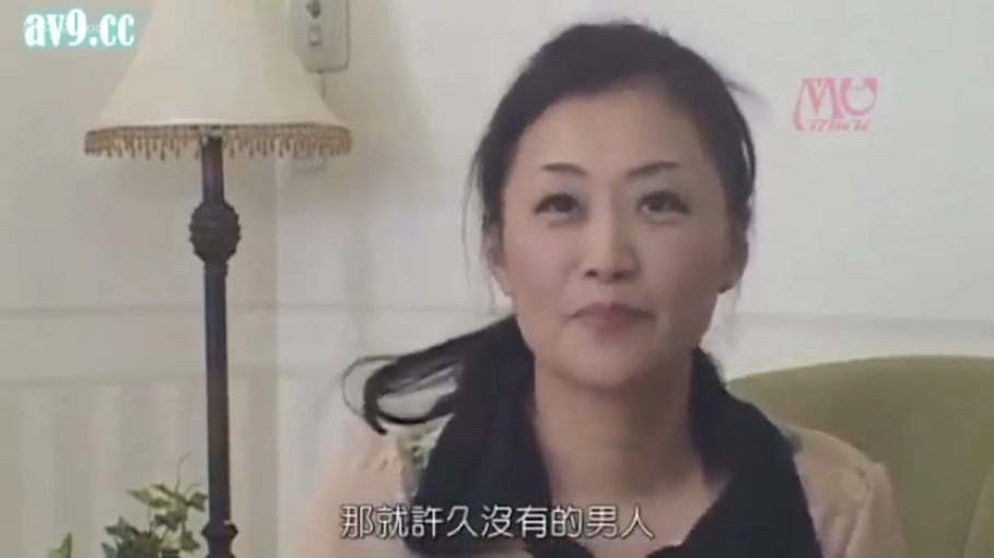 室内 · 坐姿 · 面部 · 平静 · 台灯 · 休闲装 · 熟女 · 访谈