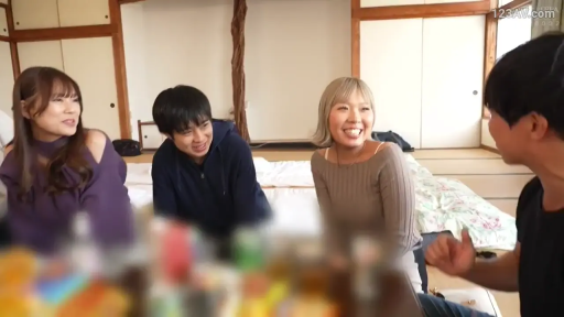 Sitting Posture · Japanese-style room · 餐桌 · 多人 · Casual wear · 大笑 · 聚会聊天