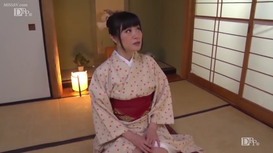 和室 · 平静 · 榻榻米 · 正坐 · 熟女 · 和服 · 坐着