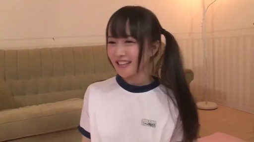 坐姿 · 沙发 · 微笑 · 客厅 · 半身 · 谈话 · 双马尾 · 体育服