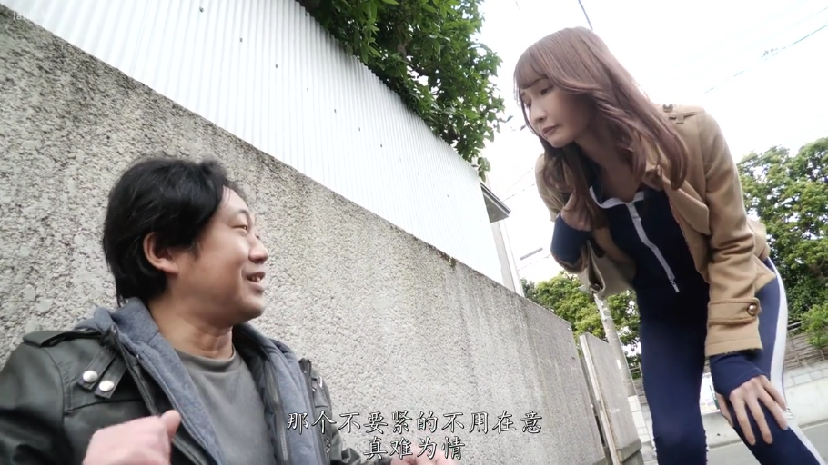 中景 · 交谈互动 · 女子俯身 · 棕色外套 · 室外路边墙下 · 男子微笑 · 剧情片截图