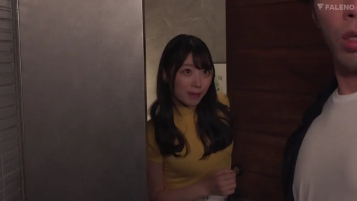 室内 · 站立 · 半身 · 剧情 · 惊讶 · 门 · 窥视 · 黄色上衣