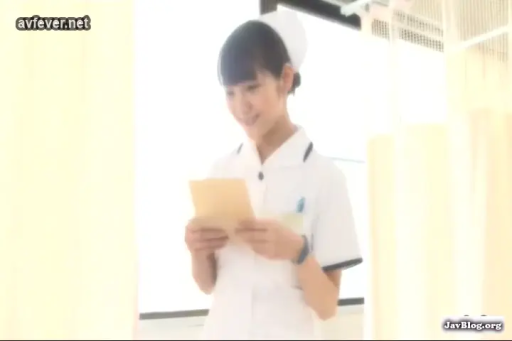 病房 · 护士服 · 中景 · 微笑 · 阅读 · 立姿 · 信封 · 护士