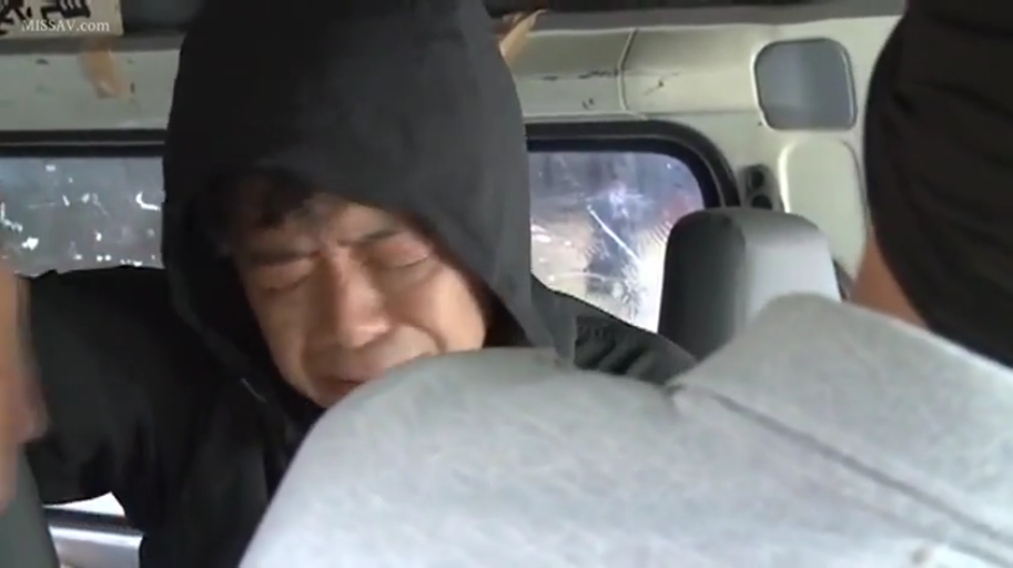 坐姿 · 脸部特写 · 猥亵 · 车内 · 痛苦 · 黑色连帽衫