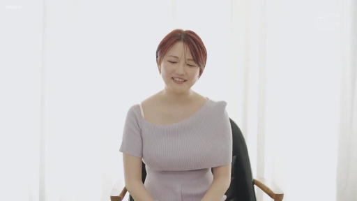 Indoor · Sitting Posture · Medium shot · Smile · 椅子 · 红发 · 紫色露肩针织衫 · 斜向上看