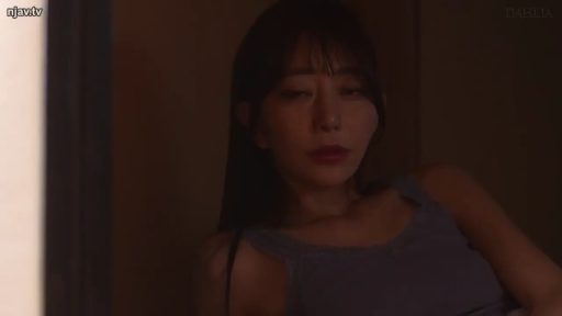 室内 · 迷离 · 面部特写 · 注视镜头 · 长发 · 倚靠 · 灰色吊带背心