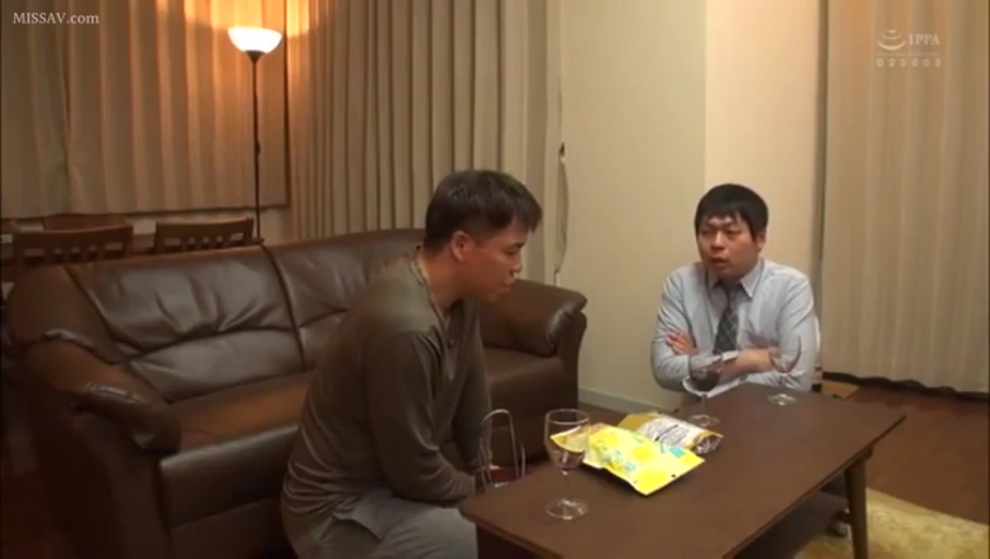 交谈中 · 客厅 · 衬衫领带 · 零食
