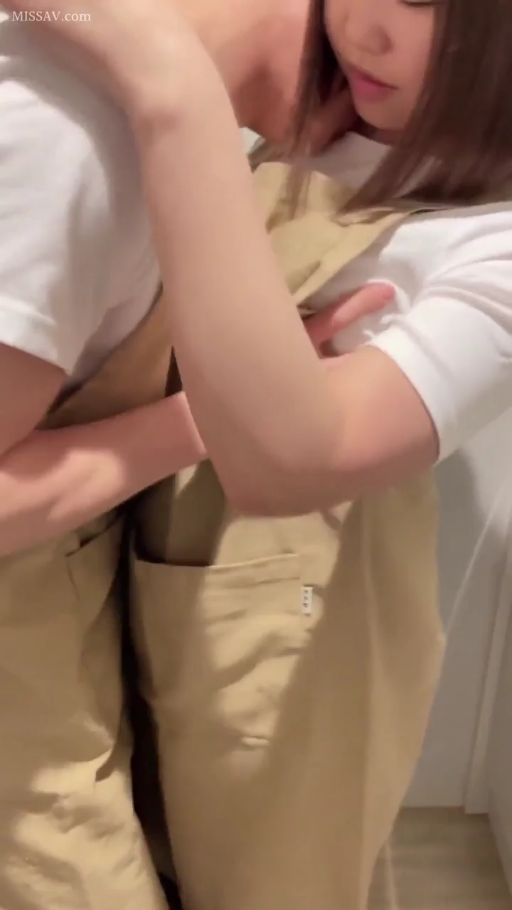 室内 · 胸部 · 揉乳 · 站立 · 平静 · 围裙 · 背后抱